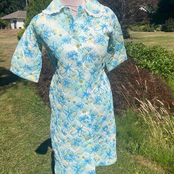 Vintage 1960s Quilted Housecoat – Blue Floral – Retro Loungewear - Picture 3 of 11